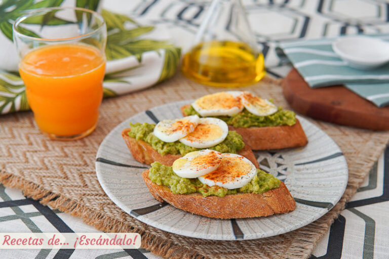 Tostadas con aguacate y huevo, una delicia saludable
