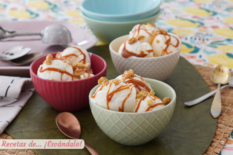 Yogur helado o helado de yogur casero con caramelo salado y nueces