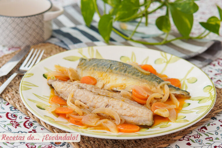 Caballa en escabeche tradicional con zanahoria y cebolla