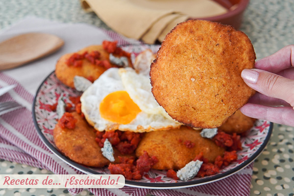 Receta de tortos de maiz asturianos con picadillo de chorizo, huevos fritos y queso cabrales
