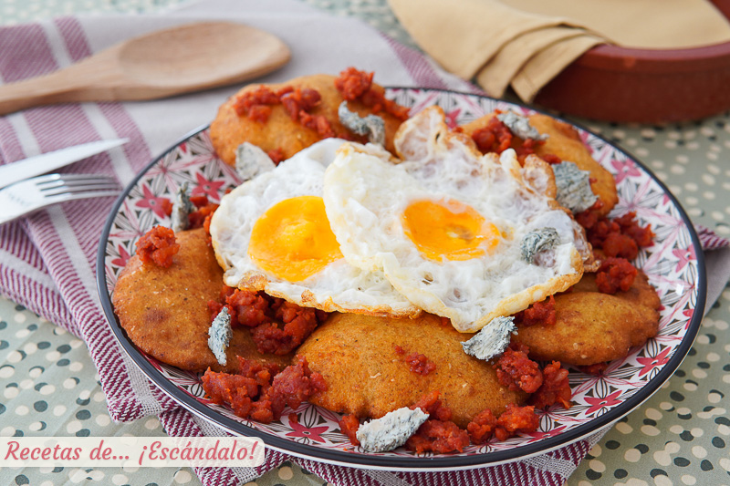 Tortos de maiz asturianos con picadillo de chorizo, huevos fritos y queso cabrales