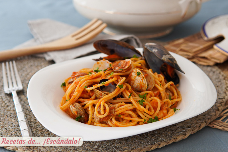 Espaguetis a la marinera con gambas, almejas y mejillones
