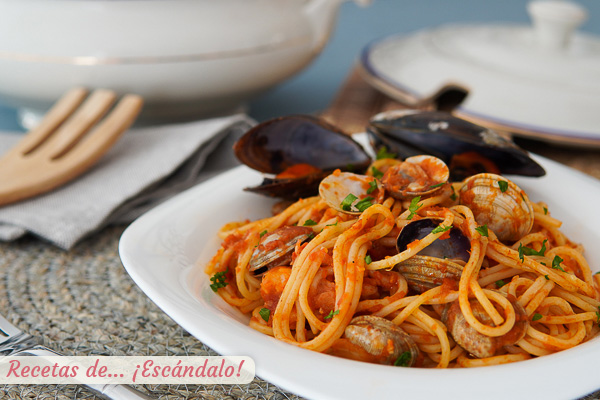 Receta de espaguetis a la marinera con gambas, almejas y mejillones