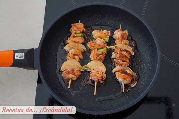 Yakitori de pollo con salsa teriyaki japonesa casera