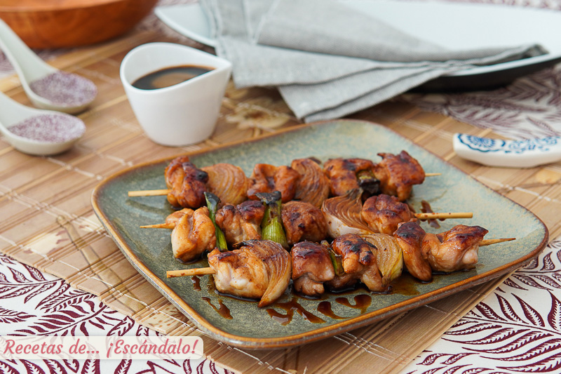 Yakitori de pollo con salsa teriyaki. Receta japonesa