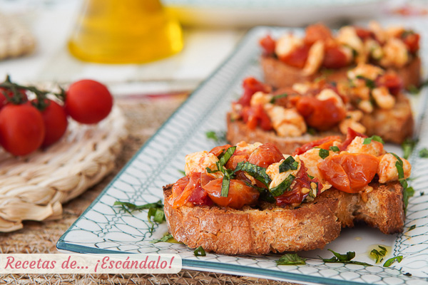 Receta de bruschetta italiana con tomates cherry, mozzarella y albahaca