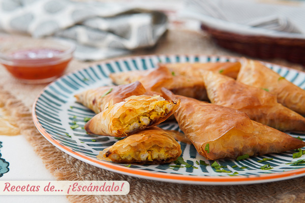 Receta de samosas de pollo y verduras con curry, fritas o al horno