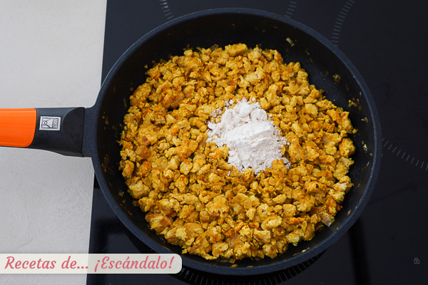 Relleno samosas con harina