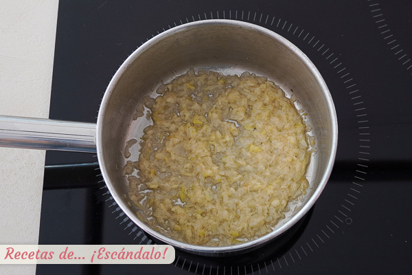 Cebolleta pochada salsa de nueces
