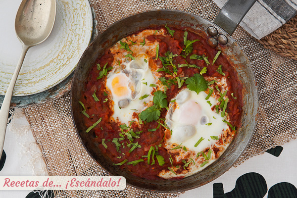 Como hacer shakshuka, una receta de huevos con salsa de tomate y pimientos