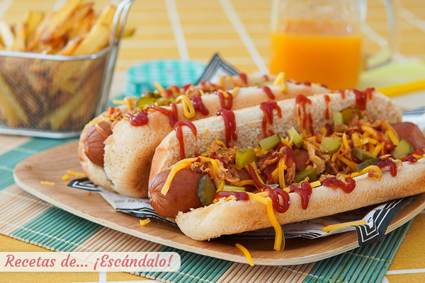 Receta de hot dog o perrito caliente con queso y pepinillos