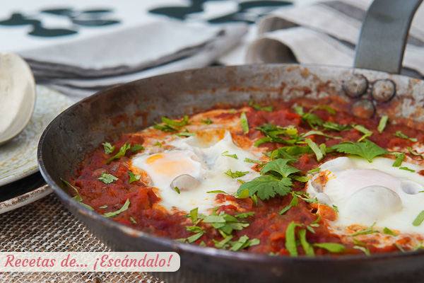 Receta de shakshuka, un plato de huevos con salsa de tomate y pimientos