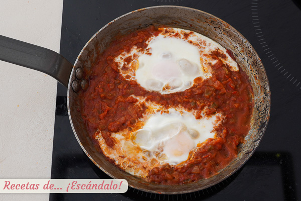 Shakshuka con huevos y especias