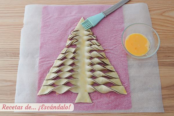Arbol de Navidad de hojaldre con crema de cacao y huevo batido