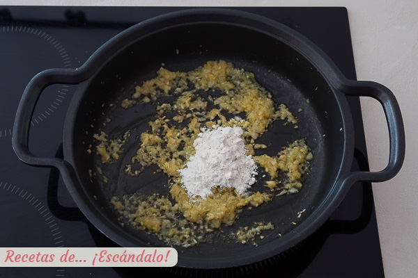 Harina y verduras merluza a la cazuela