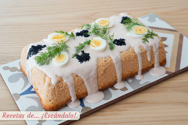 Pastel de pescado con salsa rosa, caviar y huevos de codorniz