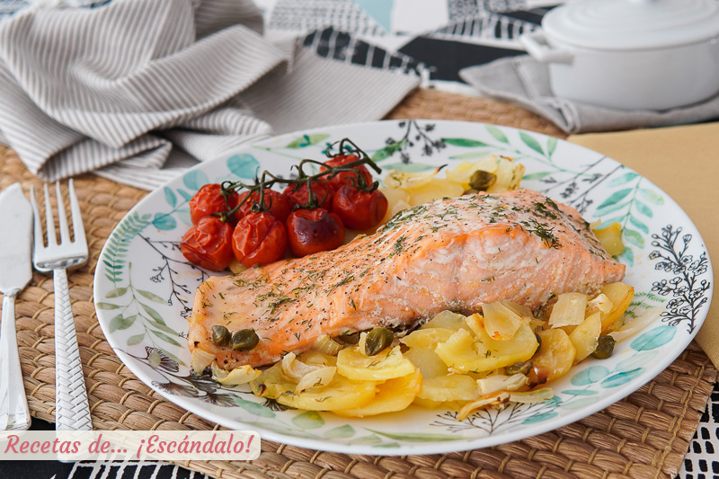 Salmon al horno con patatas y cebolla, delicioso