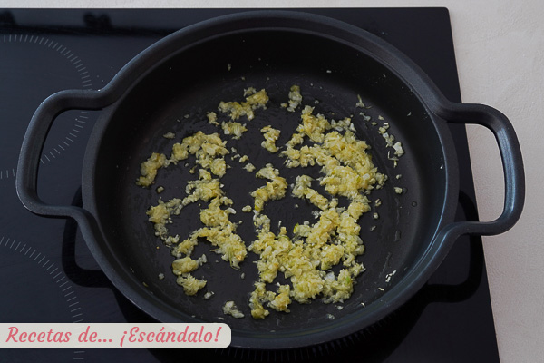 Sofrito ajos y cebolla merluza a la cazuela