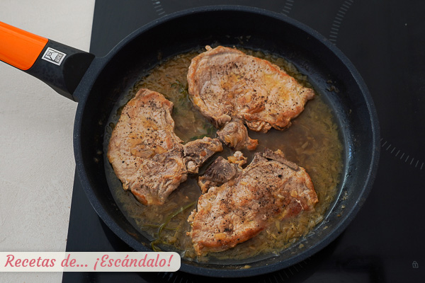 Chuletas de cerdo al vino blanco