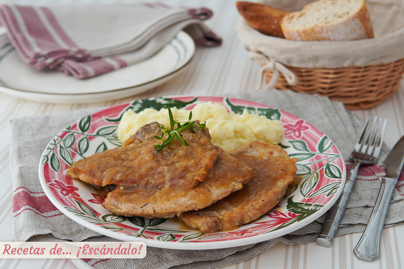 Chuletas de cerdo en salsa al vino blanco con pure de patatas
