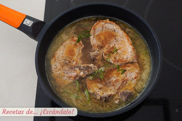 Chuletas de cerdo en salsa