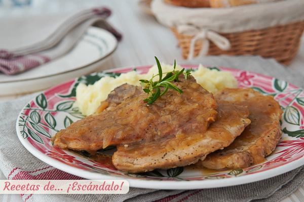 Receta de chuletas de cerdo en salsa al vino blanco con pure de patatas