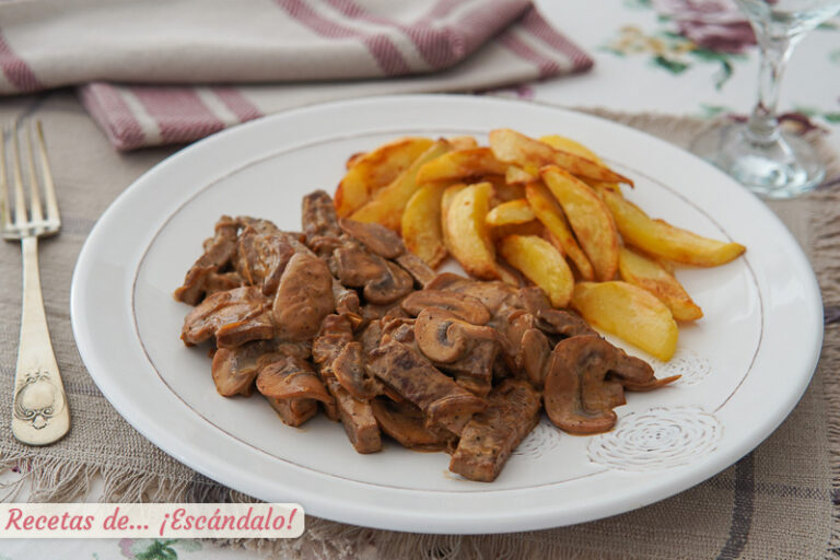 Ternera strogonoff o stroganoff, una carne en salsa con champiñones exquisita