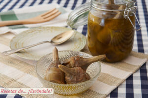 Alcachofas confitadas en aceite caseras, muy tiernas