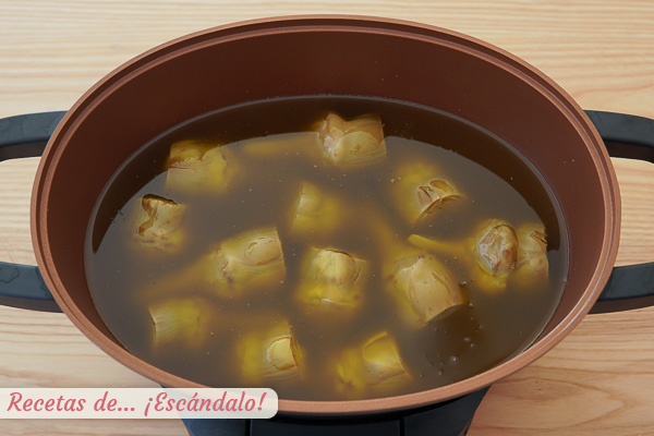 Alcachofas confitadas en aceite de oliva caseras