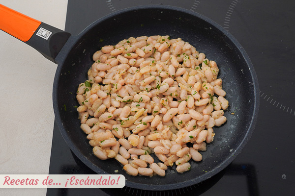 Alubias o mongetes con ajo y perejil