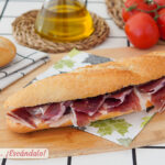 Bocadillo de jamón ibérico con tomate y aceite