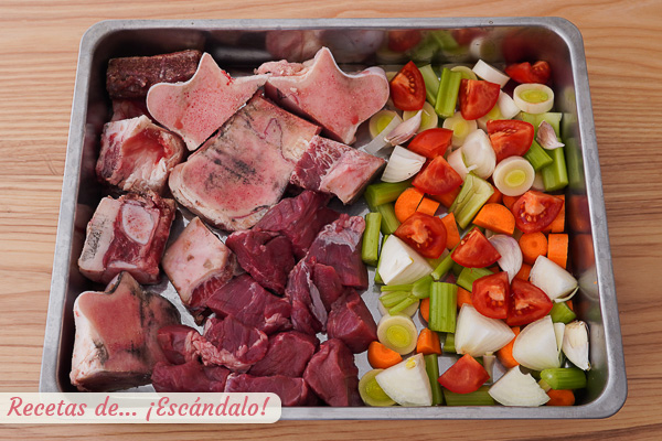 Huesos, carne de ternera y verduras fondo oscuro caldo de carne