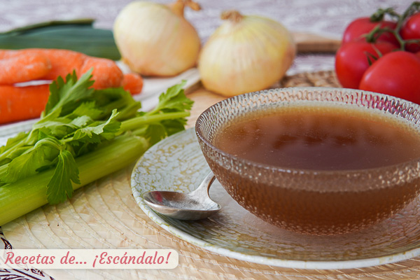 Receta de fondo oscuro o caldo de carne casero, intenso y sabroso