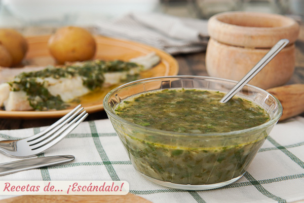 Receta de salsa verde tradicional con perejil, ideal para pescados y mariscos