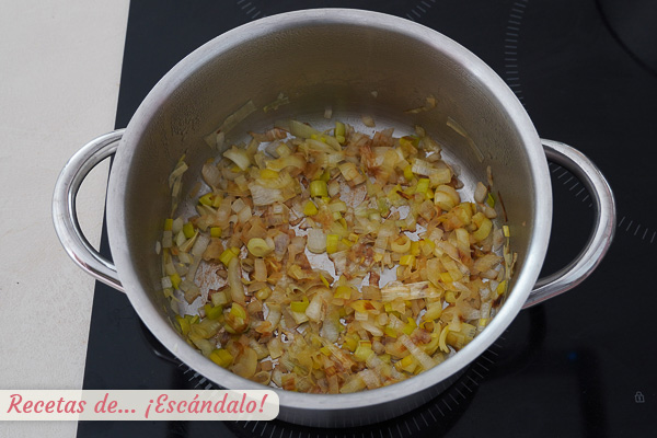 Sofrito puerro cebolla crema de alcachofas