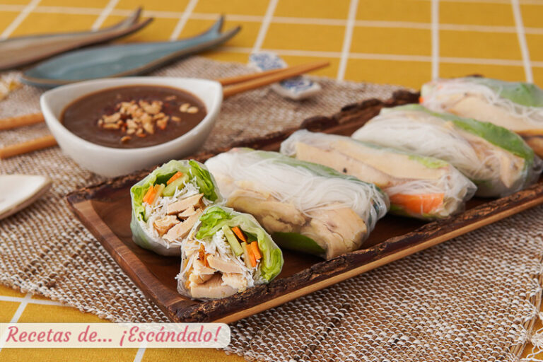 Rollitos vietnamitas con pollo y verduras y salsa de cacahuete