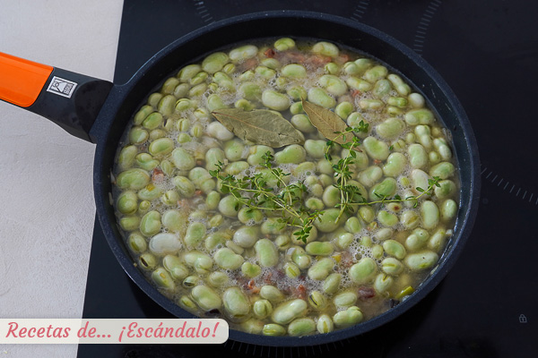Echa también a la sartén las hojas de laurel, las ramas de tomillo fresco y un poco de sal,