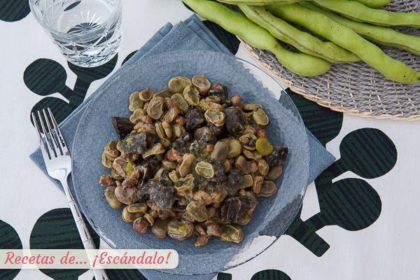 Como hacer habas o faves a la catalana con butifarra. Receta tradicional
