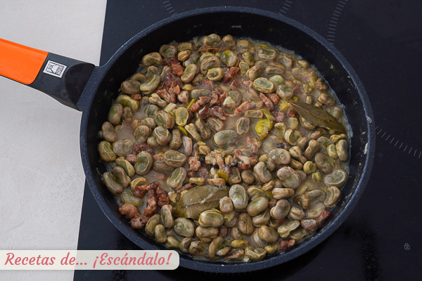 Habas o faves a la catalana con butifarra y panceta