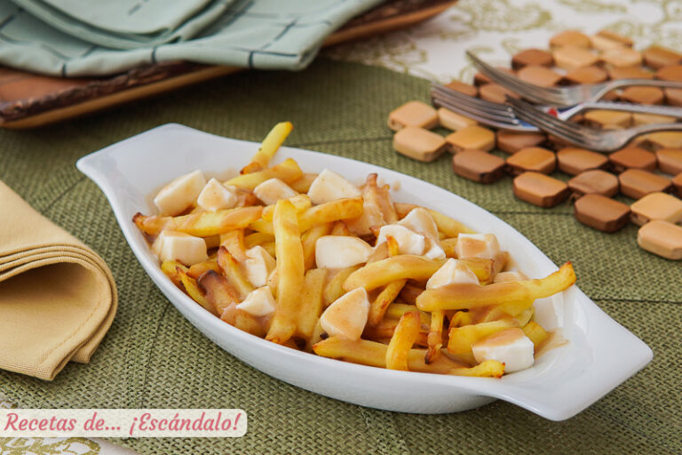 Prepara poutine, una deliciosa receta tradicional de Canadá