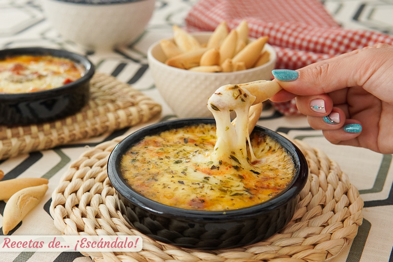 Queso provolone al horno con tomates cherry y oregano