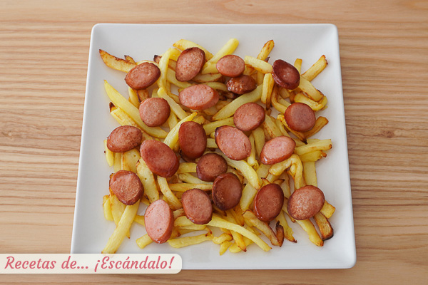 Salchipapa con patatas fritas y salchichas alemanas