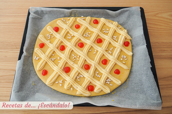 Decoracion coca sant joan crema pastelera cerezas pinones