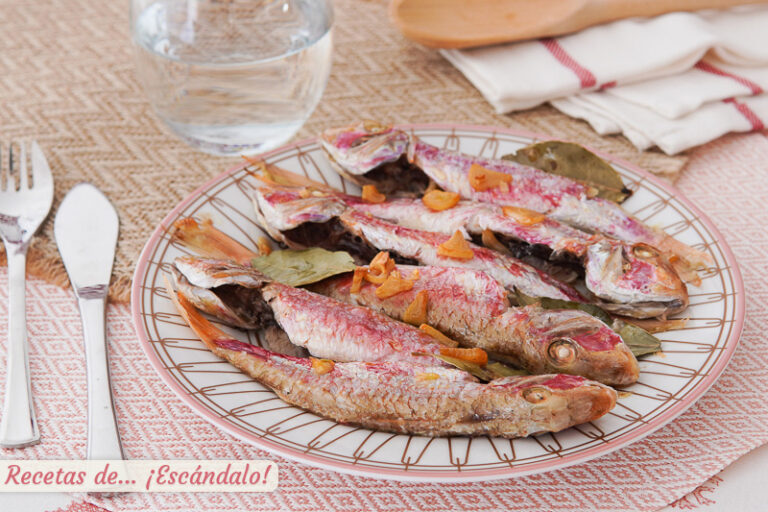 Salmonetes al horno con ajos y laurel